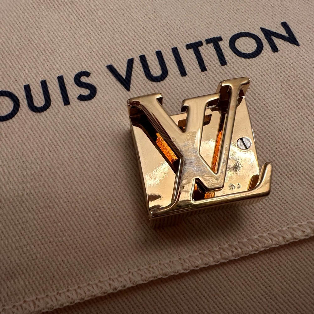 Louis Vuitton Gold LV Belt Buckle for 25mm belt.